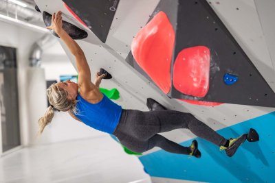 Überhang bouldern in der Boulderwelt Karlsruhe_1